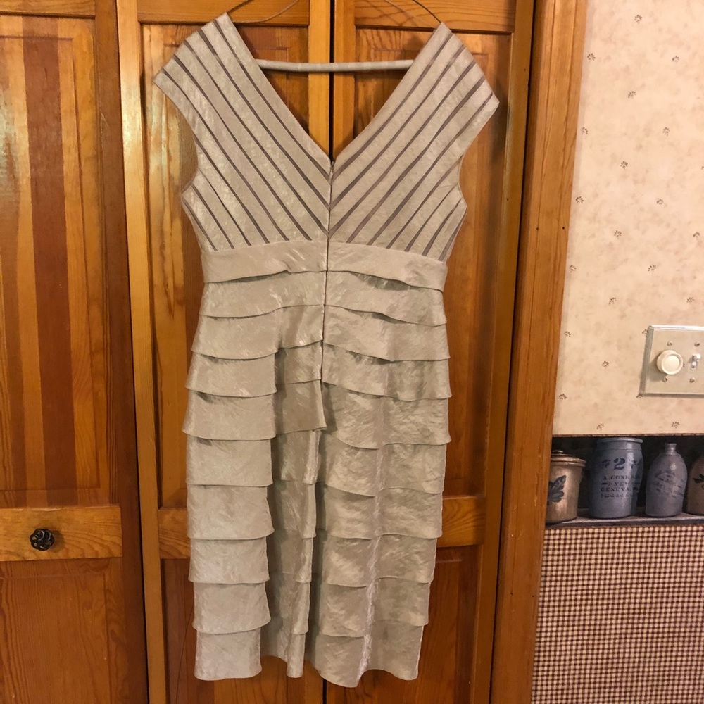 Adrianna Papell, sz 10 Tiered Cocktail  Gold - Picture 2 of 4